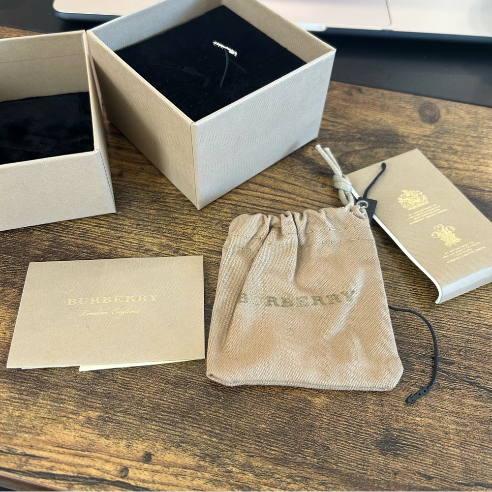 NEW Burberry Leather-Wrapped T Alphabet Charm in Light Gold/Tan - Picture 5 of 9
